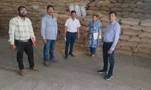 खाद्य विभाग की छापेमारी, राइस मिल में भारी स्टॉक गड़बड़ी पकड़ी गई खाद्य विभाग की छापेमारी, राइस मिल में भारी स्टॉक गड़बड़ी पकड़ी गई