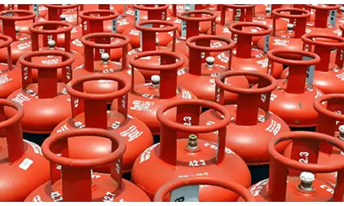 पुणे में LPG का स्टॉक काफ़ी है; अधिकारियों ने लोगों से शांत रहने की अपील की पुणे में LPG का स्टॉक काफ़ी है; अधिकारियों ने लोगों से शांत रहने की अपील की