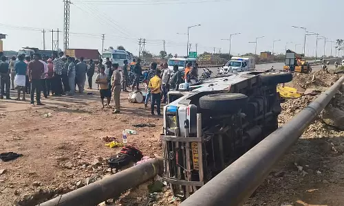 Mariammanahalli : ट्रक पर से कंट्रोल खोने के बाद ट्रक पलटा, छह लोग गंभीर रूप से घायल Mariammanahalli : ट्रक पर से कंट्रोल खोने के बाद ट्रक पलटा, छह लोग गंभीर रूप से घायल