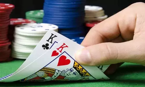 बाबुल रेड्डी नगर: टास्क फोर्स ने poker अड्डे पर छापा मारा बाबुल रेड्डी नगर: टास्क फोर्स ने poker अड्डे पर छापा मारा