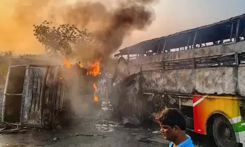 Markapuram हादसे में बस ड्राइवर गिरफ्तार, मंत्रियों ने घायलों से मुलाकात की Markapuram हादसे में बस ड्राइवर गिरफ्तार, मंत्रियों ने घायलों से मुलाकात की