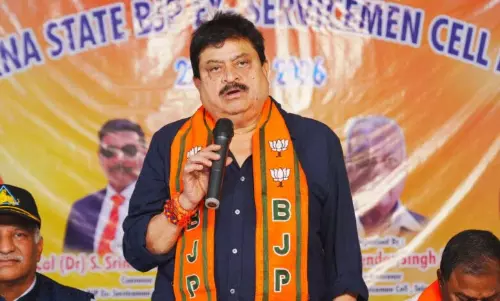 Telangana BJP: केंद्र द्वारा ईंधन उत्पाद शुल्क में कटौती के बाद राज्य में वैट में कटौती की मांग की