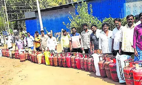 Karnataka : सिलेंडर के लिए उपभोक्ताओं में होड़ Karnataka : सिलेंडर के लिए उपभोक्ताओं में होड़
