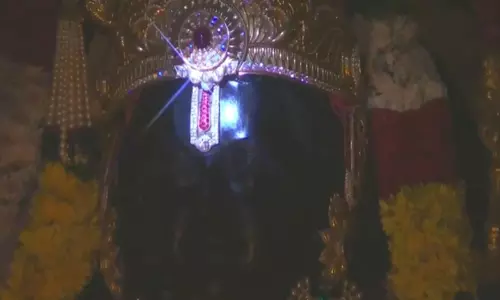 Ayodhya: रामनवमी पर रामलला के माथे पर लगा सूर्य तिलक Ayodhya: रामनवमी पर रामलला के माथे पर लगा सूर्य तिलक