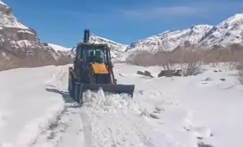 Himachal: महत्वपूर्ण स्पीति हाईवे को फिर से खोलने के प्रयास शुरू Himachal: महत्वपूर्ण स्पीति हाईवे को फिर से खोलने के प्रयास शुरू