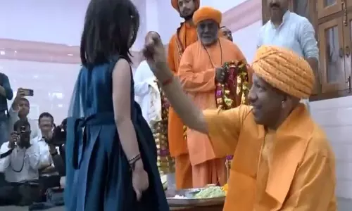 Yogi Adityanath ने चैत्र नवरात्रि के नौवें दिन गोरखपुर में कन्या पूजन किया