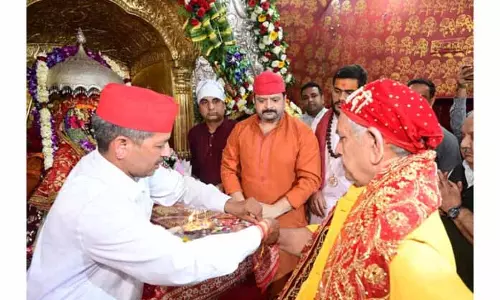 LG ने बावे वाली माता मंदिर में पूजा-अर्चना की