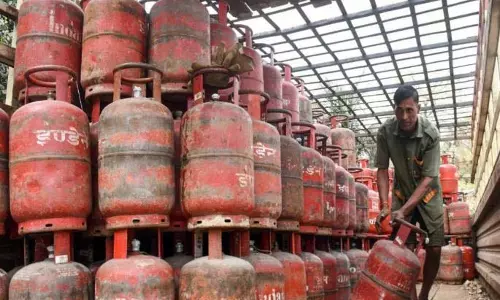 जेजुरी LPG संकट: गैस की कमी के कारण 130 होटल बंद होने की कगार पर जेजुरी LPG संकट: गैस की कमी के कारण 130 होटल बंद होने की कगार पर