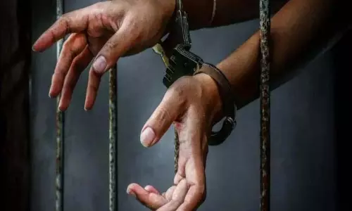 Daund में अवैध रिवॉल्वर रखने के आरोप में दो लोग गिरफ्तार Daund में अवैध रिवॉल्वर रखने के आरोप में दो लोग गिरफ्तार