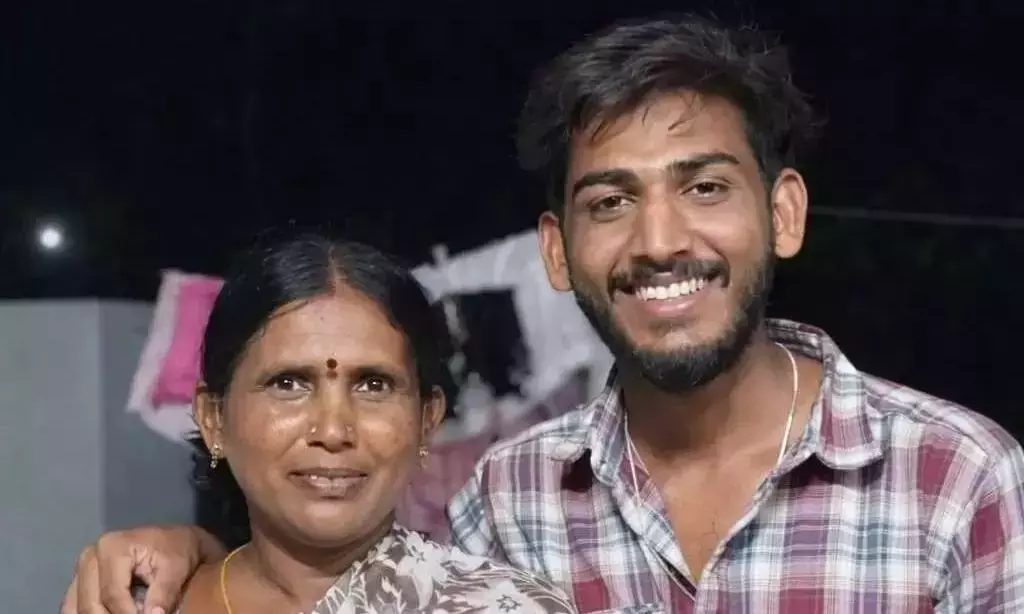 मार्कपुर के पास बस में लगी भीषण आग में बेटे को बचाने के लिए माँ ने खुद को कुर्बान कर दिया