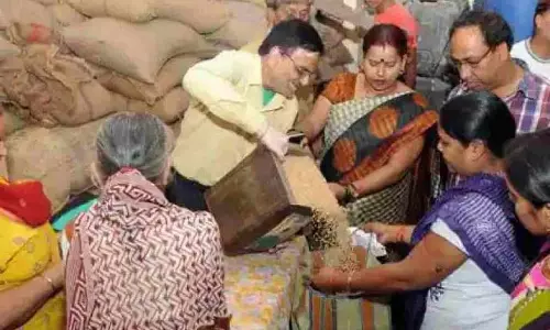 Melghat: राशन के गेहूं में पत्थर और मिट्टी मिली; सेहत को लेकर चिंताएं बढ़ीं Melghat: राशन के गेहूं में पत्थर और मिट्टी मिली; सेहत को लेकर चिंताएं बढ़ीं