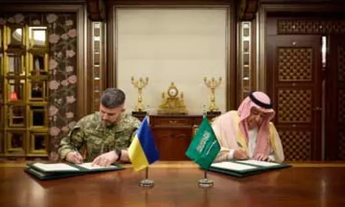 Zelensky सऊदी दौरे पर, यूक्रेनी-खाड़ी डिफेंस डील पर किए हस्ताक्षर Zelensky सऊदी दौरे पर, यूक्रेनी-खाड़ी डिफेंस डील पर किए हस्ताक्षर