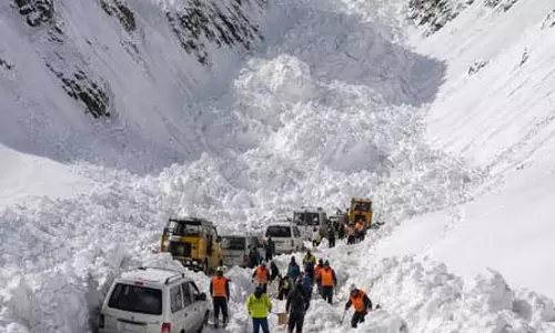 कुदरत का कहर: जोजिला दर्रे पर हिमस्खलन में 6 की मौत, 5 घायल कुदरत का कहर: जोजिला दर्रे पर हिमस्खलन में 6 की मौत, 5 घायल