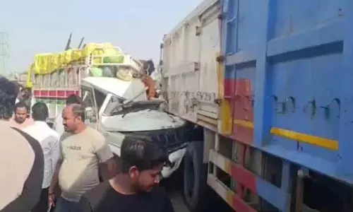 Pickup ने खड़ी लॉरी को टक्कर मारी; 8 की मौत, 27 घायल, कई की हालत गंभीर
