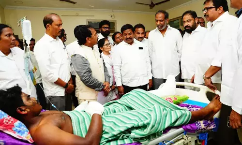 मंत्रियों ने Markapuram बस एक्सीडेंट के पीड़ितों से मुलाकात की, मुआवज़े की घोषणा मंत्रियों ने Markapuram बस एक्सीडेंट के पीड़ितों से मुलाकात की, मुआवज़े की घोषणा