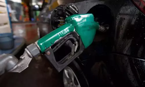 आंध्र प्रदेश में फ्यूल सप्लाई में थोड़ी रुकावट, HPCL पर बंक ड्राई-आउट का आरोप आंध्र प्रदेश में फ्यूल सप्लाई में थोड़ी रुकावट, HPCL पर बंक ड्राई-आउट का आरोप