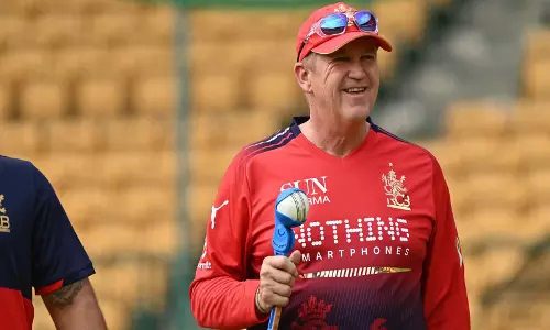 खिताब बचाने को तैयार RCB, एंडी फ्लावर बोले चुनौती का इंतज़ार खिताब बचाने को तैयार RCB, एंडी फ्लावर बोले चुनौती का इंतज़ार