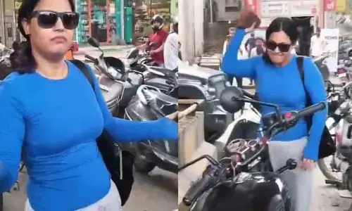 Traffic Clash: महिला ने रॉयल एनफील्ड को तोड़ा; वीडियो वायरल Traffic Clash: महिला ने रॉयल एनफील्ड को तोड़ा; वीडियो वायरल