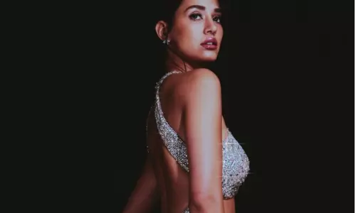 Disha Patani ने शिमरी सिल्वर हॉल्टर-नेक लुक में स्टाइल और ग्लैम दिखाया।