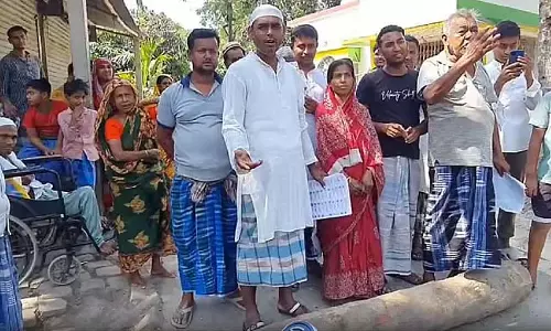 Basirhat: 2 बूथों से 397 नाम हटाए गए; प्रदर्शनकारियों को चेतावनी दी गई Basirhat: 2 बूथों से 397 नाम हटाए गए; प्रदर्शनकारियों को चेतावनी दी गई