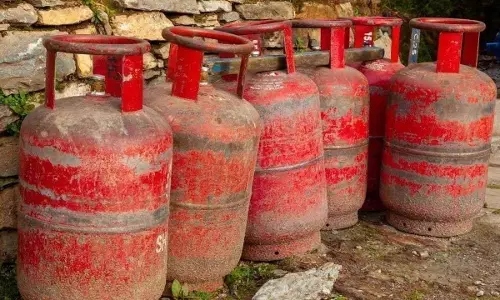 LPG गैस संकट गहराया, लोग घंटों लाइन में लगकर लौट रहे खाली हाथ LPG गैस संकट गहराया, लोग घंटों लाइन में लगकर लौट रहे खाली हाथ
