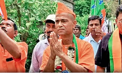 Election Monk: शाही धर्म का पालन करने के लिए सब कुछ छोड़ देता है Election Monk: शाही धर्म का पालन करने के लिए सब कुछ छोड़ देता है