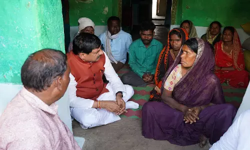 CM मोहन यादव ने छिंदवाड़ा सड़क हादसे से प्रभावित परिवारों से मुलाकात की, जांच के आदेश दिए CM मोहन यादव ने छिंदवाड़ा सड़क हादसे से प्रभावित परिवारों से मुलाकात की, जांच के आदेश दिए