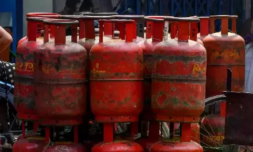 कोनासीमा में LPG एजेंसियों को चेतावनी, घरेलू सिलेंडर का गलत इस्तेमाल मना कोनासीमा में LPG एजेंसियों को चेतावनी, घरेलू सिलेंडर का गलत इस्तेमाल मना