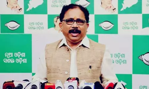 बीजद ने ओडिशा सरकार से 10 रुपए की एक्साइज कटौती के बाद ईंधन पर वीएटी कम करने का आग्रह किया बीजद ने ओडिशा सरकार से 10 रुपए की एक्साइज कटौती के बाद ईंधन पर वीएटी कम करने का आग्रह किया