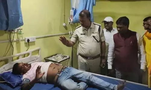 रामनवमी जुलूस के दौरान हाई टेंशन तार की चपेट में आने से 6 लोग झुलसे रामनवमी जुलूस के दौरान हाई टेंशन तार की चपेट में आने से 6 लोग झुलसे