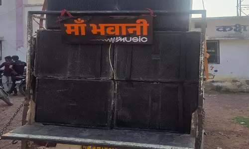 तेज आवाज में डीजे बजाने पर पुलिस ने साउंड संचालक के खिलाफ कार्रवाई, DJ जब्त तेज आवाज में डीजे बजाने पर पुलिस ने साउंड संचालक के खिलाफ कार्रवाई, DJ जब्त