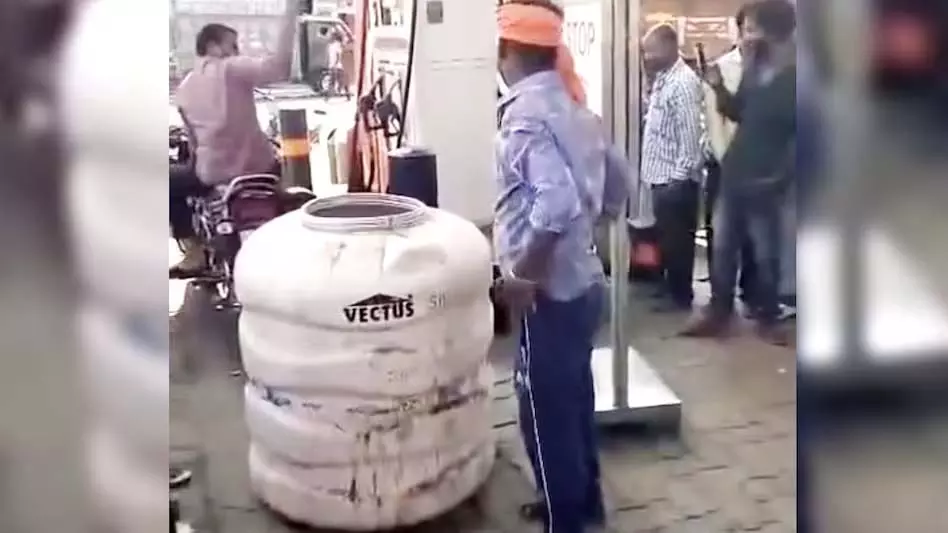 1 हजार लीटर पेट्रोल-डीजल खरीदने पहुंचा युवक, ले जाने के लिए रखा था पानी टंकी 1 हजार लीटर पेट्रोल-डीजल खरीदने पहुंचा युवक, ले जाने के लिए रखा था पानी टंकी