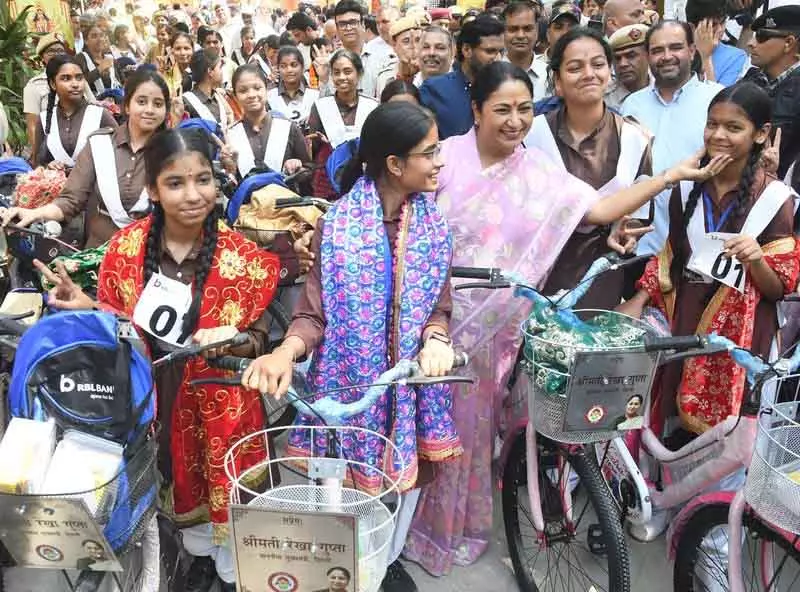 Delhi CM Rekha Gupta ने दुर्गा अष्टमी पर 1,100 स्कूली छात्राओं को साइकिलें दीं Delhi CM Rekha Gupta ने दुर्गा अष्टमी पर 1,100 स्कूली छात्राओं को साइकिलें दीं