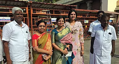 सौम्या अंबुमणि PMK कैंडिडेट लिस्ट के साथ अरुणाचलेश्वर मंदिर गई सौम्या अंबुमणि PMK कैंडिडेट लिस्ट के साथ अरुणाचलेश्वर मंदिर गई