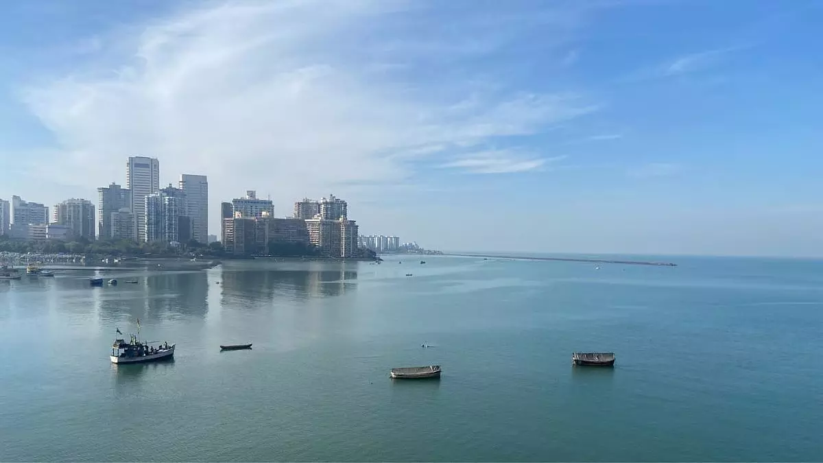 Mumbai : शहर में आसमान साफ नीला, कुल मिलाकर AQI मॉडरेट; गर्मी और नमी बनी रहेगी Mumbai : शहर में आसमान साफ नीला, कुल मिलाकर AQI मॉडरेट; गर्मी और नमी बनी रहेगी