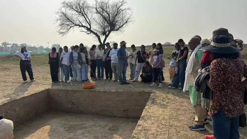 Hisar इतिहास की क्लास: स्टूडेंट्स ने राखीगढ़ी की ओर किया रुख Hisar इतिहास की क्लास: स्टूडेंट्स ने राखीगढ़ी की ओर किया रुख