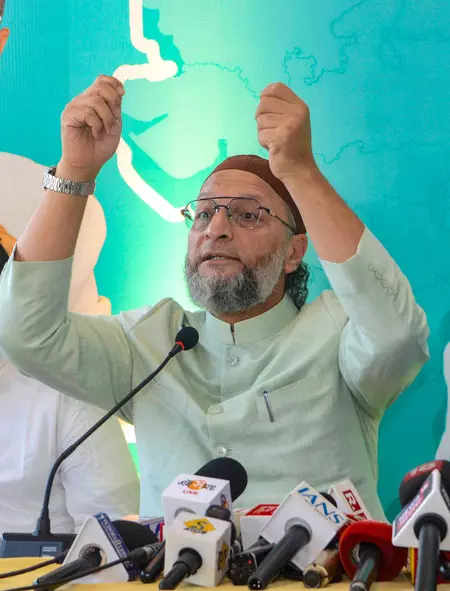 असम चुनाव: बदरुद्दीन अजमल की पार्टी के लिए वोट मांगने को ओवैसी करेंगे जनसभाएं असम चुनाव: बदरुद्दीन अजमल की पार्टी के लिए वोट मांगने को ओवैसी करेंगे जनसभाएं