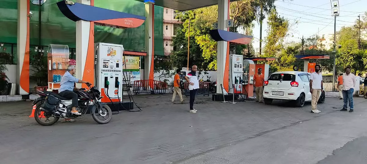 Indore : ईंधन की आपूर्ति मजबूत रहने से रातों-रात मांग कम हुई Indore : ईंधन की आपूर्ति मजबूत रहने से रातों-रात मांग कम हुई