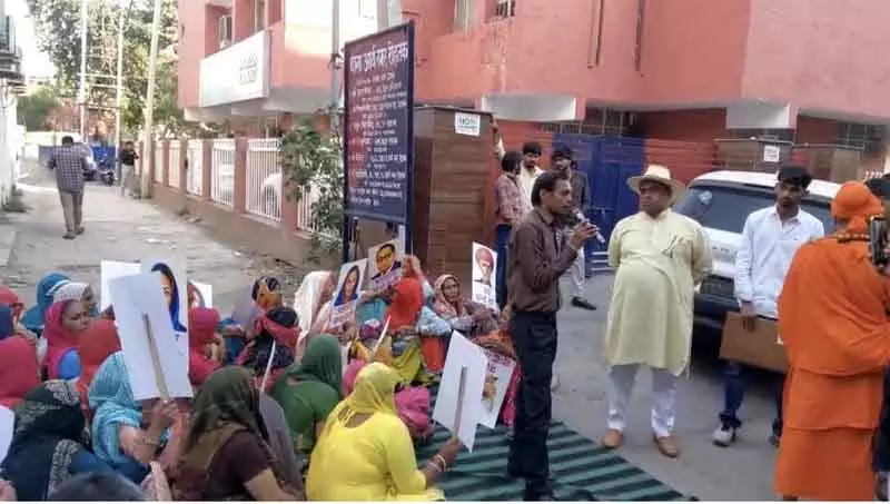 Rohtak: MC ऑफिस में हंगामा करने वाले ट्रेड लीडर को गिरफ्तार, भ्रष्टाचार आरोप Rohtak: MC ऑफिस में हंगामा करने वाले ट्रेड लीडर को गिरफ्तार, भ्रष्टाचार आरोप