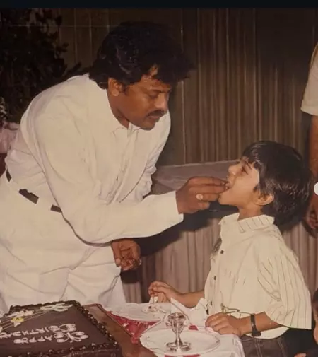 रामचरण के जन्मदिन पर चिरंजीवी ने लुटाया प्यार, बोले-संस्कार और अनुशासन ही तुम्हारी असली पहचान रामचरण के जन्मदिन पर चिरंजीवी ने लुटाया प्यार, बोले-संस्कार और अनुशासन ही तुम्हारी असली पहचान