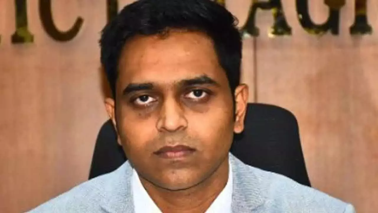 Karnataka: फ्यूल की कमी की अफवाह के बीच DC ने पेट्रोल स्टेशनों का इंस्पेक्शन किया Karnataka: फ्यूल की कमी की अफवाह के बीच DC ने पेट्रोल स्टेशनों का इंस्पेक्शन किया