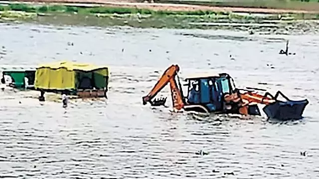 शॉर्टकट के चक्कर में नदी में गिरा Tractor : 10 से ज़्यादा लोग नदी के बीच में फंसे, फिर क्या हुआ? शॉर्टकट के चक्कर में नदी में गिरा Tractor : 10 से ज़्यादा लोग नदी के बीच में फंसे, फिर क्या हुआ?