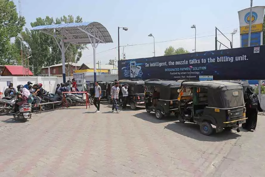 Srinagar फ्यूल कमी की अफवाहों से घाटी में पैनिक खरीदारी Srinagar फ्यूल कमी की अफवाहों से घाटी में पैनिक खरीदारी
