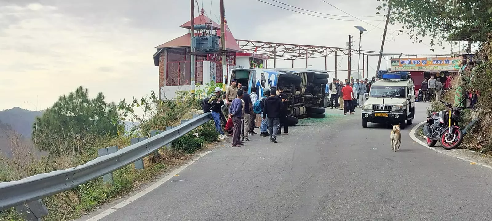 Nainital: ज्योलीकोट-भवाली रोड पर हादसे का शिकार बस Nainital: ज्योलीकोट-भवाली रोड पर हादसे का शिकार बस
