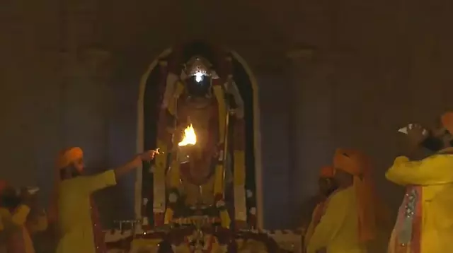 Ayodhya राम मंदिर में दिव्य क्षण: बाला राम के माथे पर सूर्य तिलक चमक रहा Ayodhya राम मंदिर में दिव्य क्षण: बाला राम के माथे पर सूर्य तिलक चमक रहा