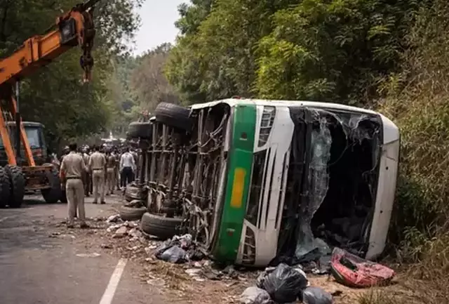 MP : बस और पिकअप गाड़ी की टक्कर: 10 की मौत, 35 घायल MP : बस और पिकअप गाड़ी की टक्कर: 10 की मौत, 35 घायल