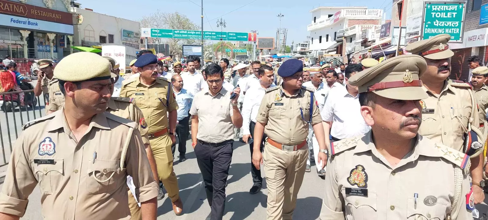 Ayodhya: एडीजी ने मंदिरों और कार्यक्रम स्थलों का निरीक्षण किया Ayodhya: एडीजी ने मंदिरों और कार्यक्रम स्थलों का निरीक्षण किया
