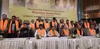 SRINAGAR अपनी पार्टी के नेताओं ने पार्टी में नए लोगों का स्वागत किया SRINAGAR अपनी पार्टी के नेताओं ने पार्टी में नए लोगों का स्वागत किया
