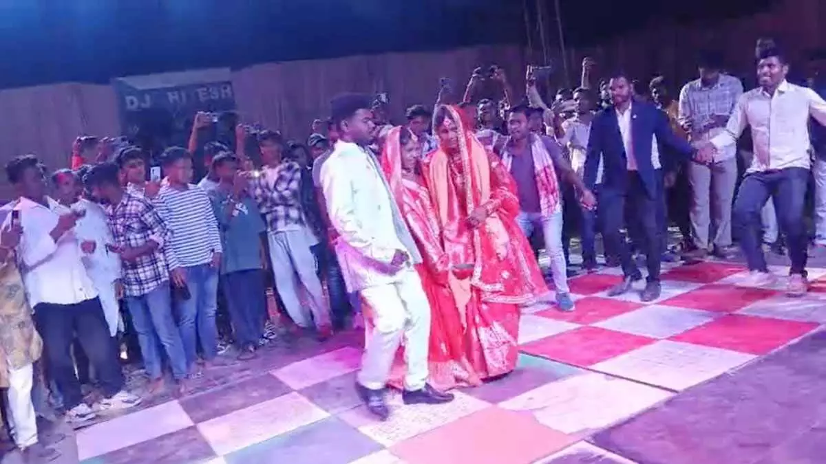 एक दूल्हे ने दो दुल्हनों संग एक ही मंडप में लिए सात फेरे एक दूल्हे ने दो दुल्हनों संग एक ही मंडप में लिए सात फेरे