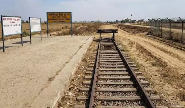 अनोखा स्टेशन...रहता है सुनसान, यहां साल में सिर्फ दो बार ही आती है ट्रेन अनोखा स्टेशन...रहता है सुनसान, यहां साल में सिर्फ दो बार ही आती है ट्रेन